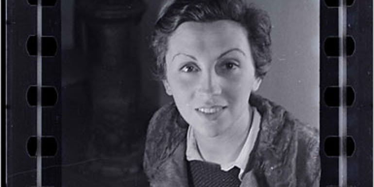 Tuy nhiên, đến ngày 25/7/1937, xe chở Gerda Taro đụng phải một xe tăng khi tác nghiệp ở Tây Ban Nha. Sự việc này khiến nữ phóng viên chiến tranh bị thương nặng và qua đời vào ngày hôm sau. Cái chết của bà đã trở thành nỗi ám ảnh khôn nguôi với Robert Capa bởi ông cho rằng đã để người yêu đến "điểm nóng" chiến trường một mình và gặp nạn.