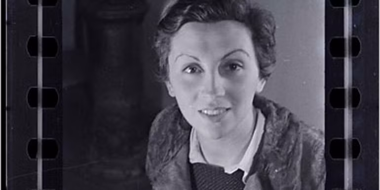 Tuy nhiên, đến ngày 25/7/1937, xe chở Gerda Taro đụng phải một xe tăng khi tác nghiệp ở Tây Ban Nha. Sự việc này khiến nữ phóng viên chiến tranh bị thương nặng và qua đời vào ngày hôm sau. Cái chết của bà đã trở thành nỗi ám ảnh khôn nguôi với Robert Capa bởi ông cho rằng đã để người yêu đến "điểm nóng" chiến trường một mình và gặp nạn.