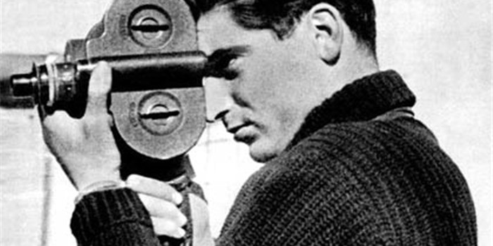 Đến ngày 25/5/1954, Robert Capa tác nghiệp tại huyện Kiến Xương, tỉnh Thái Bình, Việt Nam thì tử nạn vì bom đạn chiến tranh. Cái chết của ông là sự mất mát lớn đối với thế giới. Video: Những phóng viên chiến trường ở Syria (nguồn: VTC14)