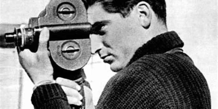 Đến ngày 25/5/1954, Robert Capa tác nghiệp tại huyện Kiến Xương, tỉnh Thái Bình, Việt Nam thì tử nạn vì bom đạn chiến tranh. Cái chết của ông là sự mất mát lớn đối với thế giới. Video: Những phóng viên chiến trường ở Syria (nguồn: VTC14)