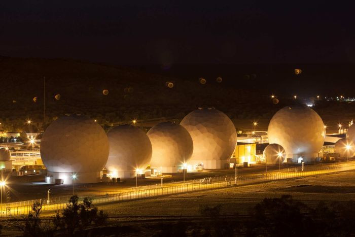Những người Mỹ làm việc trong Pine Gap đều là những nhà phân tích tình báo, điệp viên, chuyên gia mật mã và chuyên gia ngôn ngữ, kỹ sư thuộc các cơ quan tình báo NSA, CIA và NRO.