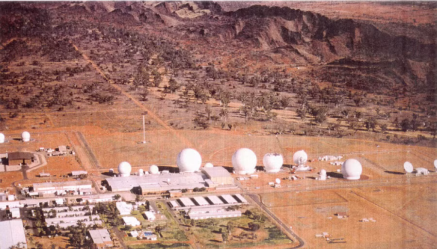 Cũng có nhân chứng nhìn thấy những ánh sáng lạ bí ẩn phát từ căn cứ quân sự tuyệt mật này. Tất cả những điều này chỉ là giả thuyết. Cho đến nay, công chúng vẫn vô cùng tò mò về những điều thực sự đang diễn ra bên trong căn cứ Pine Gap. Video: Thụy Sĩ mở lớp dạy ngôn ngữ của người ngoài hành tinh (nguồn: VTC14)