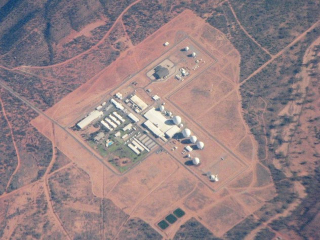 Do vậy, căn cứ Pine Gap được đặt dưới sự kiểm soát của Mỹ và Australia. Tuy nhiên, phía Mỹ gần như nắm quyền kiểm soát hoàn toàn căn cứ tuyệt mật này.
