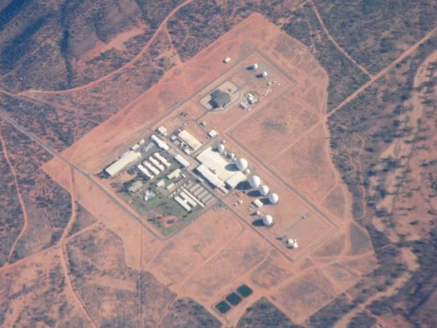 Do vậy, căn cứ Pine Gap được đặt dưới sự kiểm soát của Mỹ và Australia. Tuy nhiên, phía Mỹ gần như nắm quyền kiểm soát hoàn toàn căn cứ tuyệt mật này.