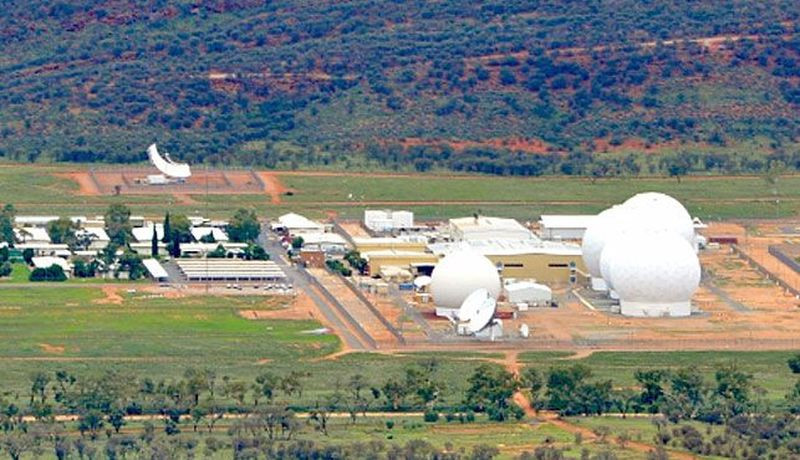 Giả thuyết này xuất hiện kể từ những năm 1970. Khi ấy, một số nhân chứng tuyên bố nhìn thấy UFO nhiều lần tại khu vực Pine Gap.