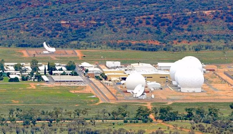 Giả thuyết này xuất hiện kể từ những năm 1970. Khi ấy, một số nhân chứng tuyên bố nhìn thấy UFO nhiều lần tại khu vực Pine Gap.