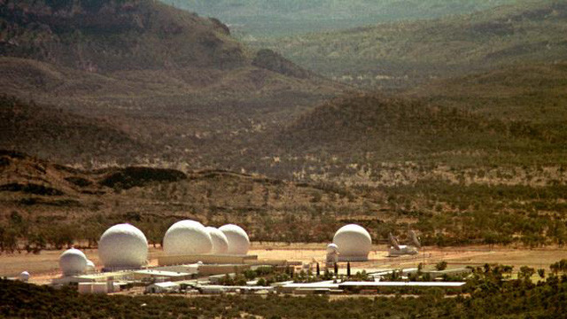 Khu căn cứ Pine Gap được sử dụng để nghiên cứu vệ tinh do thám, hỗ trợ các hoạt động tình báo cũng như các chiến dịch quân sự.