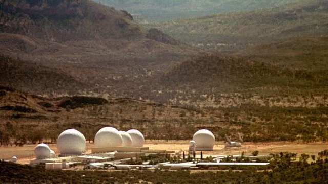 Khu căn cứ Pine Gap được sử dụng để nghiên cứu vệ tinh do thám, hỗ trợ các hoạt động tình báo cũng như các chiến dịch quân sự.