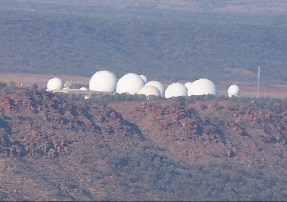 Trong số này nổi tiếng là giả thuyết Pine Gap là nơi chính phủ Mỹ che giấu thông tin về công nghệ của người ngoài hành tinh.