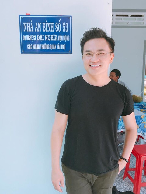 "Mục đích sống của tôi là sống để chia sẻ chứ không phải sống để ăn cho hết" - nam MC từng tâm niệm. Và bao nhiêu năm qua, Đại Nghĩa vẫn làm theo điều đó. Có lẽ danh xưng "MC giàu nhất Việt Nam" mà danh hài Trường Giang muốn nói tới ở đây là sự rộng lượng, sẻ chia và giàu lòng trắc ẩn với những hoàn cảnh khó khăn, hoạn nạn.