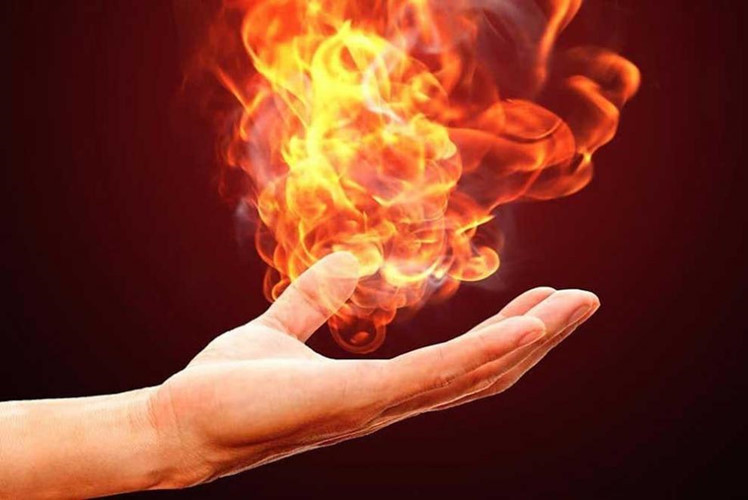 Thi thể của bà Conway gần như bị cháy thành tro hoàn toàn chỉ còn sót lại một phần đôi chân.