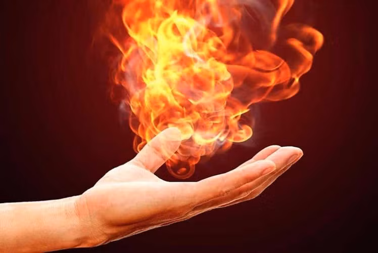 Thi thể của bà Conway gần như bị cháy thành tro hoàn toàn chỉ còn sót lại một phần đôi chân.