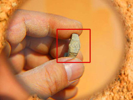 Điều khiến các chuyên gia sửng sốt là vật thể lạ có mặt giống một đồng hồ với kim số đang dừng ở thời điểm 10h06.