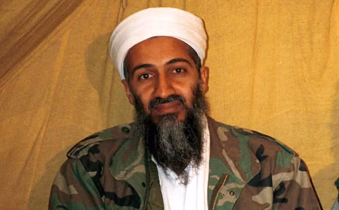 Để thực hiện kế hoạch trên, một số thành viên thuộc mạng lưới khủng bố al-Qaeda do bin Laden chỉ huy cướp 2 máy bay lao vào tòa tháp đôi của Trung tâm Thương mại thế giới ở thành phố New York. Sự việc này khiến tòa tháp đôi sụp đổ.