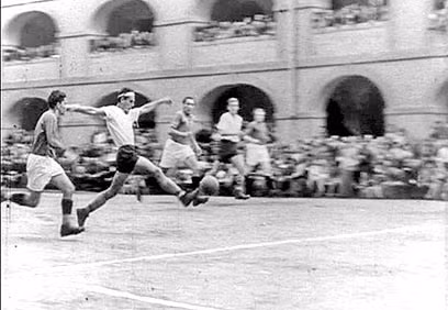 Binh sĩ Đức rất thích coi những trận đá bóng và bỏ ra nhiều tiền cho việc cá cược đội thắng - thua. Lính Đức quốc xã chia đội bóng dựa theo sắc tộc. Theo đó, người Digan không thể chơi chung cùng đội với người Do Thái, người Liên Xô không thể chung đội với người Đức...