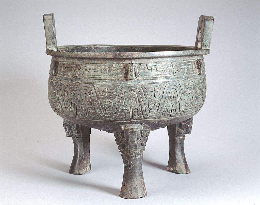 Tuy nhiên, 1 trong 9 chiếc đỉnh bằng đồng bị rơi xuống sông Tứ Thủy.