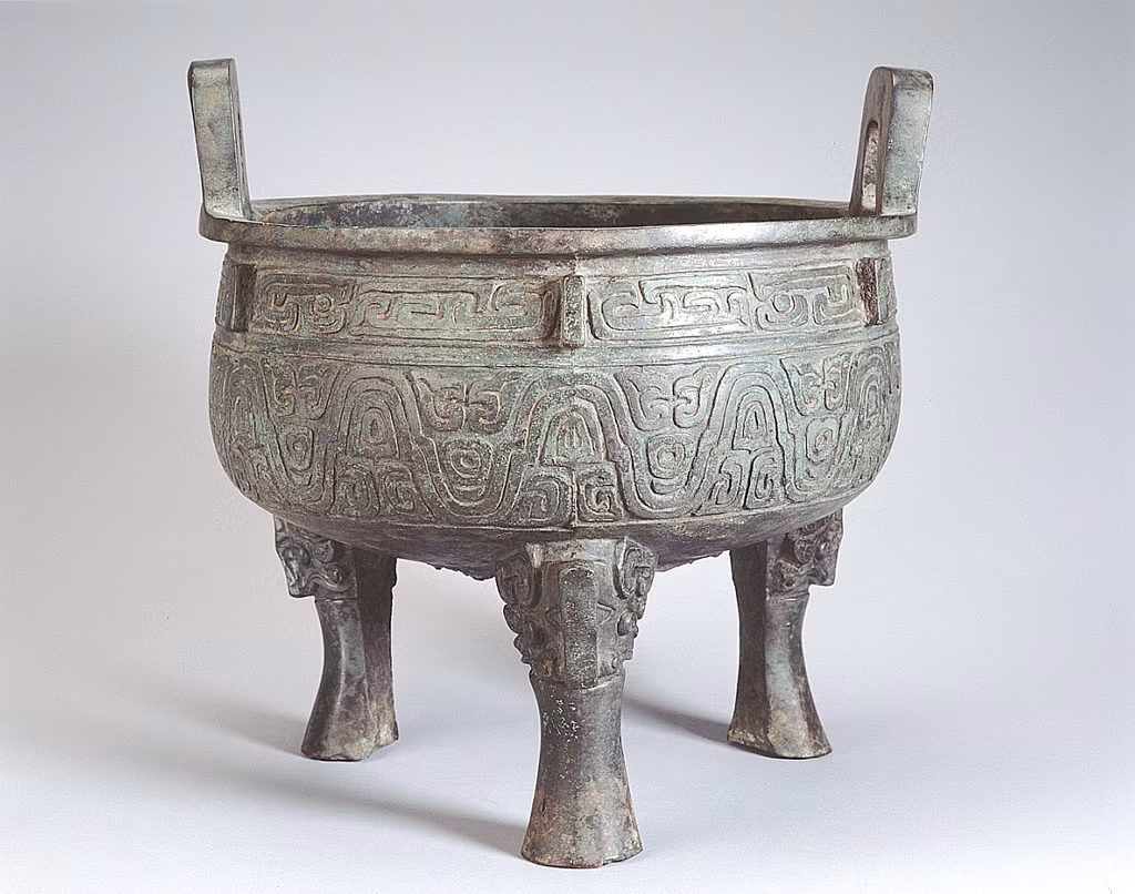 Tuy nhiên, 1 trong 9 chiếc đỉnh bằng đồng bị rơi xuống sông Tứ Thủy.