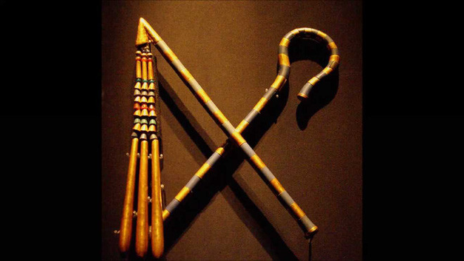 Trong số này, nổi bật là biểu tượng móc và néo. Biểu tượng này được các chuyên gia tìm thấy trên quan tài của pharaoh Ai Cập.