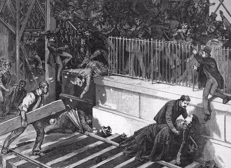 Trong lúc vội vã rời khỏi cây cầu, nhiều người giẫm đạp lên nhau vì hoảng sợ.