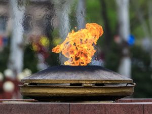 Đặc biệt, trên bàn tay phải của pho tượng có một ngọn đèn vĩnh cửu. Người dân địa phương cũng cho hay không biết ngọn đèn này cháy từ bao giờ hay bao giờ nó sẽ tắt.