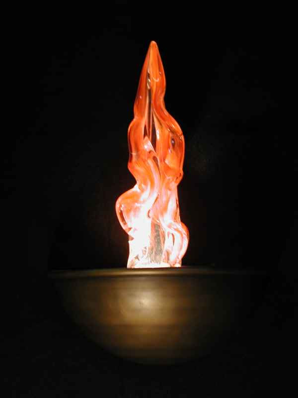 Nhờ vậy, ngọn đèn vĩnh cửu có thể cháy suốt hàng chục cho đến hàng trăm, hàng nghìn năm mà không cần châm dầu hay thay bấc.