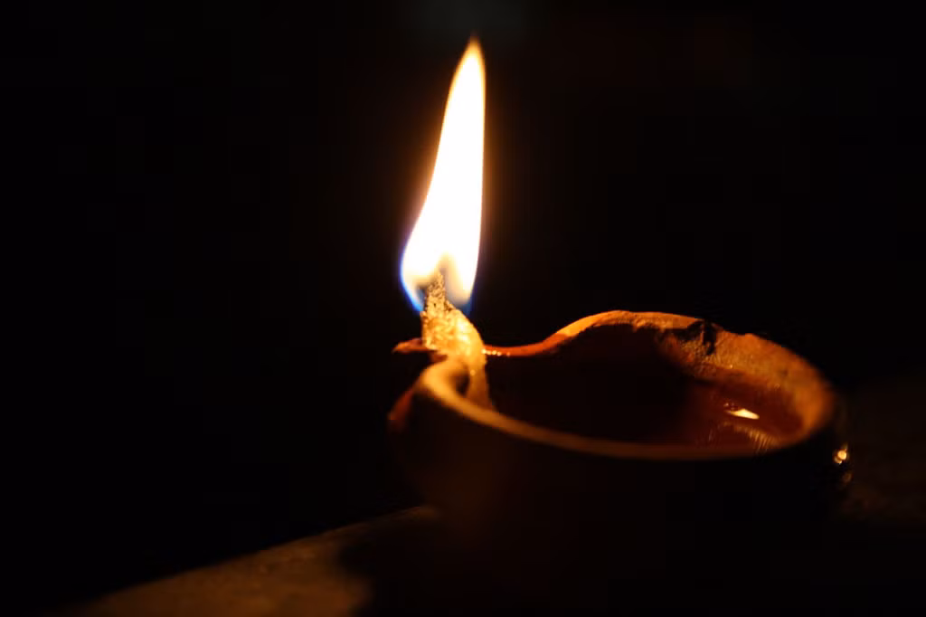 Theo Pausanius, ngọn đèn vĩnh cửu nằm trong ngôi đền Minerve Polius ở Athen, Hy Lạp. Callimadun được ghi nhận là người sáng chế ra ngọn đèn cháy mãi không tắt.