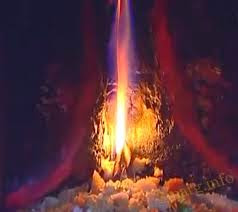 Đến thế kỷ thứ nhất, triết gia La Mã Pliny viết rằng, ngọn đèn vĩnh cửu được thắp bằng một loại dầu đặc biệt và có một sợi bấc cũng khác thường.