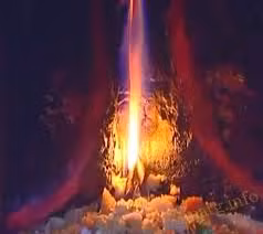 Đến thế kỷ thứ nhất, triết gia La Mã Pliny viết rằng, ngọn đèn vĩnh cửu được thắp bằng một loại dầu đặc biệt và có một sợi bấc cũng khác thường.