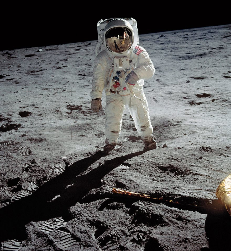 Phi hành gia Neil Armstrong đặt những bước chân đầu tiên trên bề mặt Mặt Trăng năm 1969.