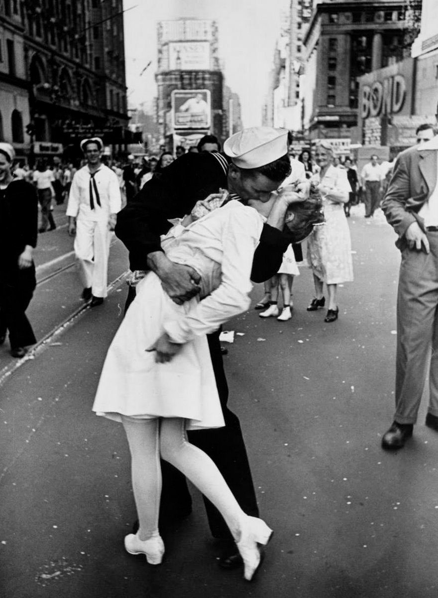 Alfred Eisenstaedt gây chú ý với bức ảnh "Nụ hôn ở quảng trường Thời đại" năm 1945.
