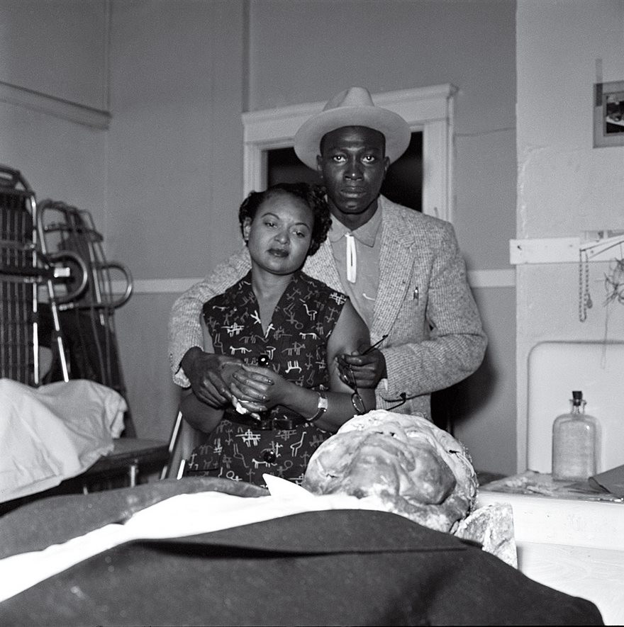 Năm 1955, Emmett Till Louis, cậu bé người Mỹ gốc Phi tới từ Chicago, Mỹ, vô tình huýt sáo với một người phụ nữ da trắng. Cậu bé không ngờ rằng hành động này khiến cậu bị bắt đi, đánh đập, móc mắt, siết cổ bằng dây thép gai trước khi vứt thi thể xuống sông Tallahatchie. Ba ngày sau, thi thể của Emmett được phát hiện và chuyển về Chicago. Bức ảnh chụp thi hài cậu bé Emmett là minh chứng cho vấn nạn phân biệt chủng tộc từng xảy ra ở Mỹ.