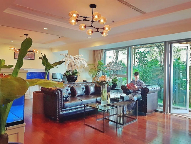 Hiện tại, nam ca sĩ đang sống trong một căn villa cao cấp rộng khoảng 200m² trên đường Đồng Khởi, Quận 1, Tp.HCM. Nội thất bên trong căn hộ cao cấp này khiến nhiều người lóa mắt.