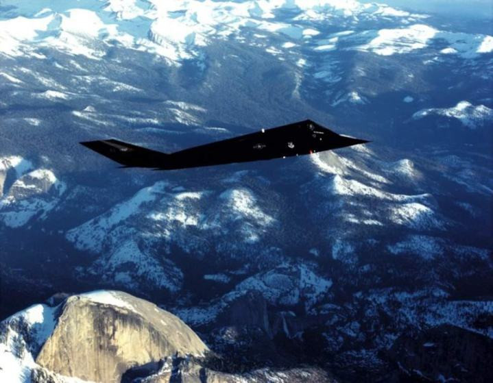 Đại tá Zoltán Dani, Chỉ huy khẩu đội số 3, thuộc lữ đoàn tên lửa 250, lực lượng phòng không Nam Tư tiết lộ đơn vị sử dụng radar trinh sát tầm xa, tần số thấp, bước sóng dài để theo dõi và phát hiện mục tiêu trên không. Điều này góp phần không nhỏ vào việc lực lượng Ba Tư bắn hạ thành công máy bay tàng hình tối tân của Mỹ.