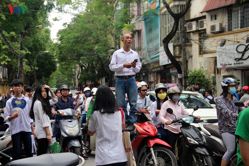 Một ông bố nháo nhác tìm con sau giờ thi.