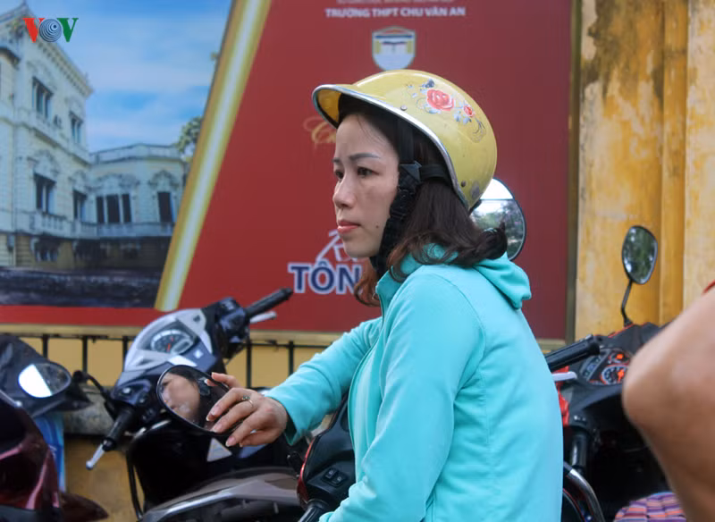 Căng thẳng, mệt mỏi khiến con gái chị Phạm Thanh Thủy (Đội Nhân, Ba Đình) phát sốt khi sát kỳ thi. Bởi vậy mà dù bài làm các môn thi của con đều khá tốt, nhưng chị Thủy vẫn không khỏi lo lắng. "Con có nguyện vọng vào Chu Văn An, dù biết là khá căng thẳng, nhưng gia đình vẫn rất ủng hộ. Sát ngày thi, con bị sốt cao, ngày nào đi thi con cũng sốt và phải dùng thuốc. Mẹ ở ngoài chỉ lo con ốm gục trong phòng thi".