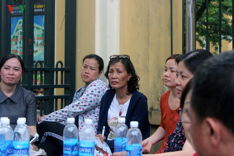 Tại điểm thi trường THPT Chu Văn An, nhiều phụ huynh có con thi vào đây càng hồi hộp hơn nữa, khi năm nay, ngôi trường có tỷ lệ "chọi" vào lớp 10 hệ không chuyên tính theo NV 1 cao nhất Hà Nội, tương đương 1/2,4.