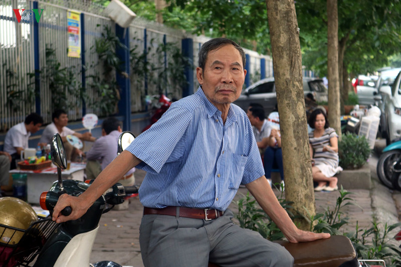 Tại điểm thi trường THPT chuyên Hà Nội Amsterdam, cảnh phụ huynh ngồi la liệt ở cổng trường đợi con với vẻ mặt lo lắng cũng đủ thấy sức nóng của kỳ thi.