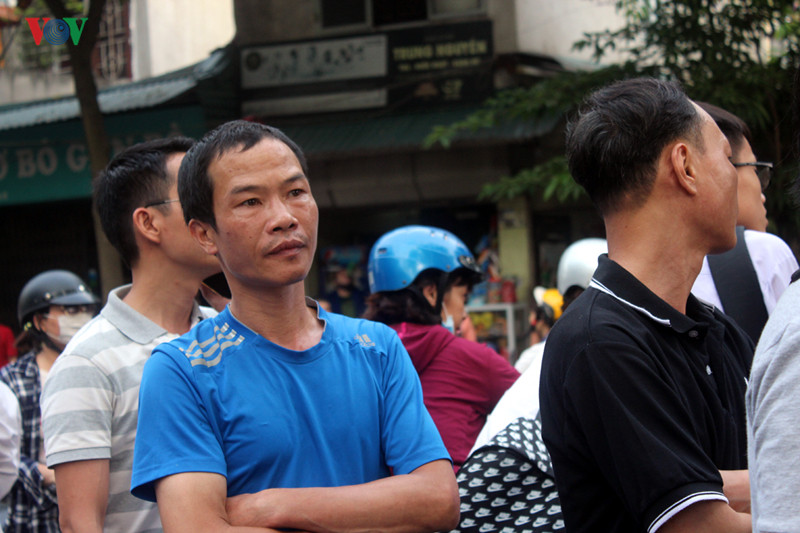 Không chỉ các mẹ, nhiều bố cũng thấp thỏm đợi con ngoài trường thi.