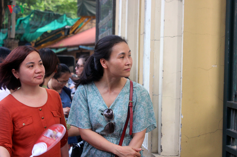 Mong ngóng, đếm từng phút để đợi con ngoài cổng trường thi, chị Doãn Thị Oanh (Bên phải, Mai Dịch, Hà Nội) hy vọng con có thể làm hết khả năng của mình. Có con đăng ký nguyện vọng vào THPT Chu Văn An, trước kỳ thi, chị Oanh đã tìm hiểu kỹ về tỷ lệ chọi của trường. "Năm nay, trường THPT Chu Văn An đứng đầu danh sách về tỷ lệ chọi hệ không chuyên của các trường công lập. Riêng hệ chuyên, tỷ lệ này cũng rất cao, như lớp Anh, thông tin phụ huynh tìm hiểu có khoảng hơn 800 NV, chỉ lấy 70 em, lớp Văn khoảng hơn 400 NV, lấy 40 học sinh. Hơn nữa, những học sinh đăng ký vào trường đều có lực học rất tốt, nên kỳ thi này khá cam go".