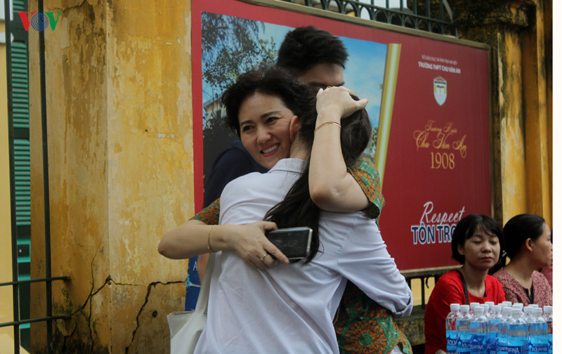 Bố mẹ luôn là người cùng đồng hành, cùng các sĩ tử trải qua mọi cung bậc cảm xúc của mùa thi.