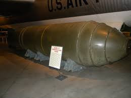 Hậu quả là quả bom Mk-17 rơi xuyên qua cửa khoang bom ở độ cao 520m. Khối thuốc nổ ở tầng sơ cấp của quả bom bị kích hoạt khi chạm mặt đất nên tạo ra hố sâu 3,7m và đường kính 7,6 m.