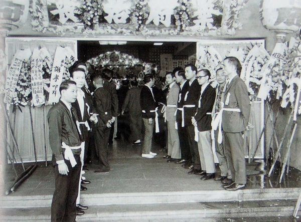 Ban đầu, thi hài Lý Tiểu Long được dự định chôn cất bên cạnh mộ phần của cha mẹ.