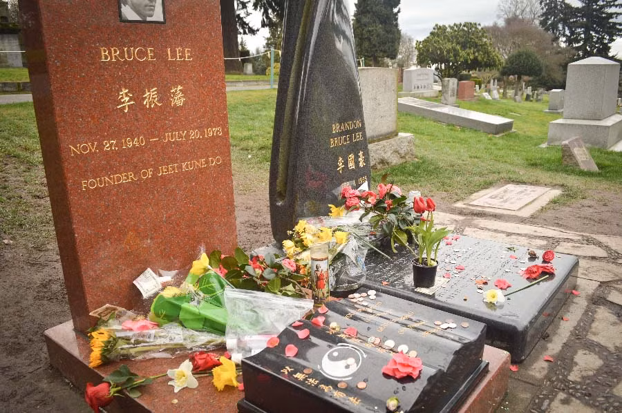 Cuối cùng, Lý Tiểu Long được chôn cất trong ngôi mộ thuộc khuôn viên nghĩa trang Lake View, Seatle.