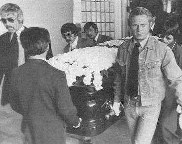 Vào ngày 28/7/1973, tang lễ của Lý Tiểu Long lần thứ hai được tổ chức tại Nhà tang lễ thành phố Seatle. Tham dự tang lễ là hàng trăm người thân, bạn bè của Lý Tiểu Long.