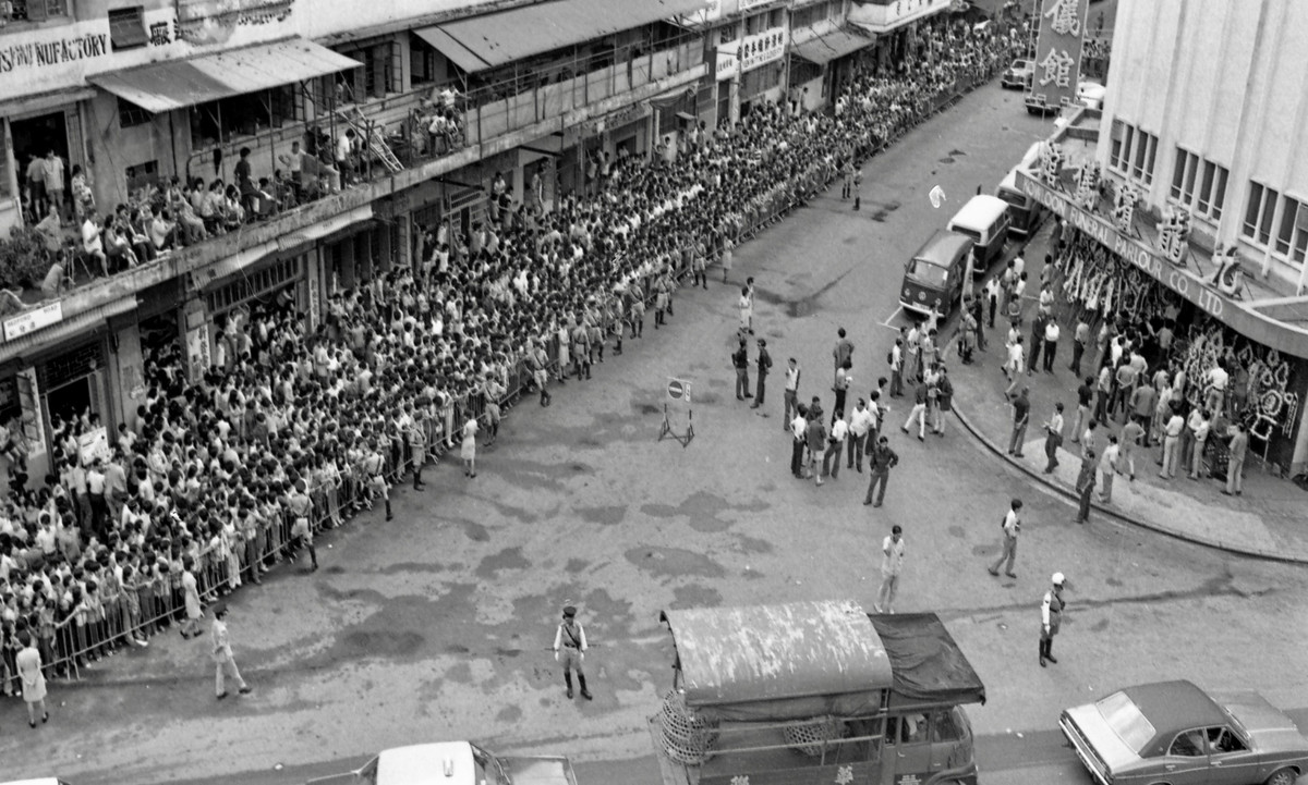 Trong ngày hôm ấy, khoảng 20.000 người đứng ở bên ngoài nhà tang lễ để được vào gặp mặt Lý Tiểu Long lần cuối và tiễn biệt ông về nơi an nghỉ cuối cùng.