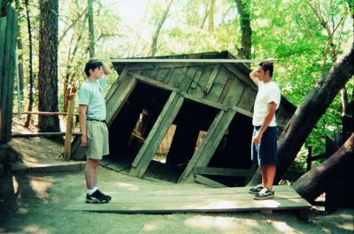 Người ta đặt một quả bóng trên sàn thì nó có thể lăn khắp nơi dù bề mặt hoàn toàn phẳng. Kỳ bí và đáng sợ hơn là một số động vật bỏ chạy không dám tới gần ngôi nhà Oregon Vortex.