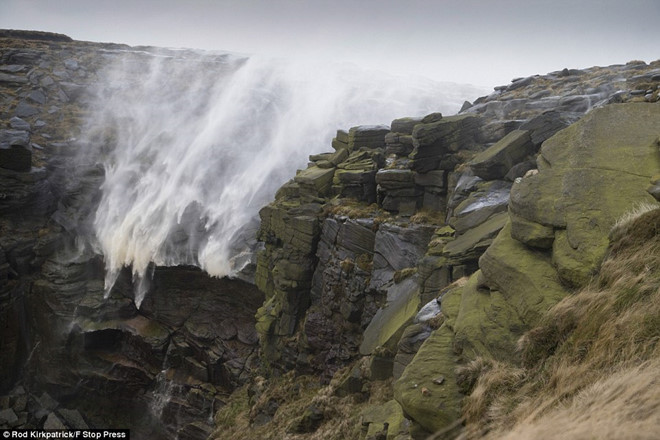 Cụ thể, vào những ngày gió lớn, nước tại thác Kinder bị gió thổi ngược về phía cao nguyên thay vì đổ xuống dưới chân thác như bình thường.