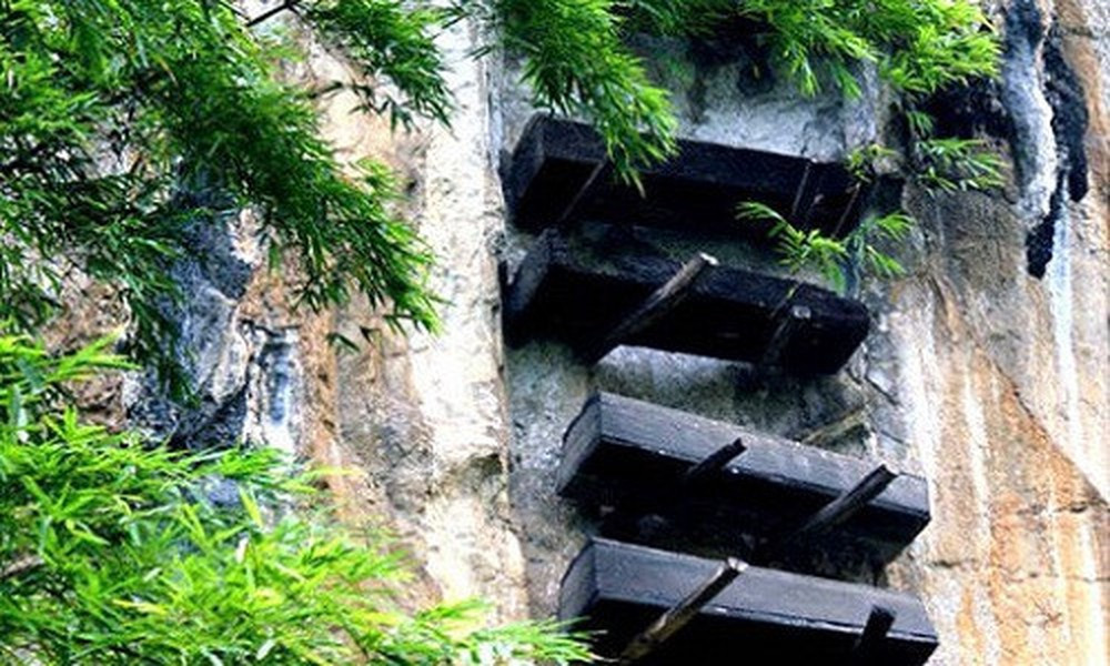 Thêm nữa, việc chôn cất theo cách này giúp tiết kiệm đất đai canh tác, chăn nuôi.