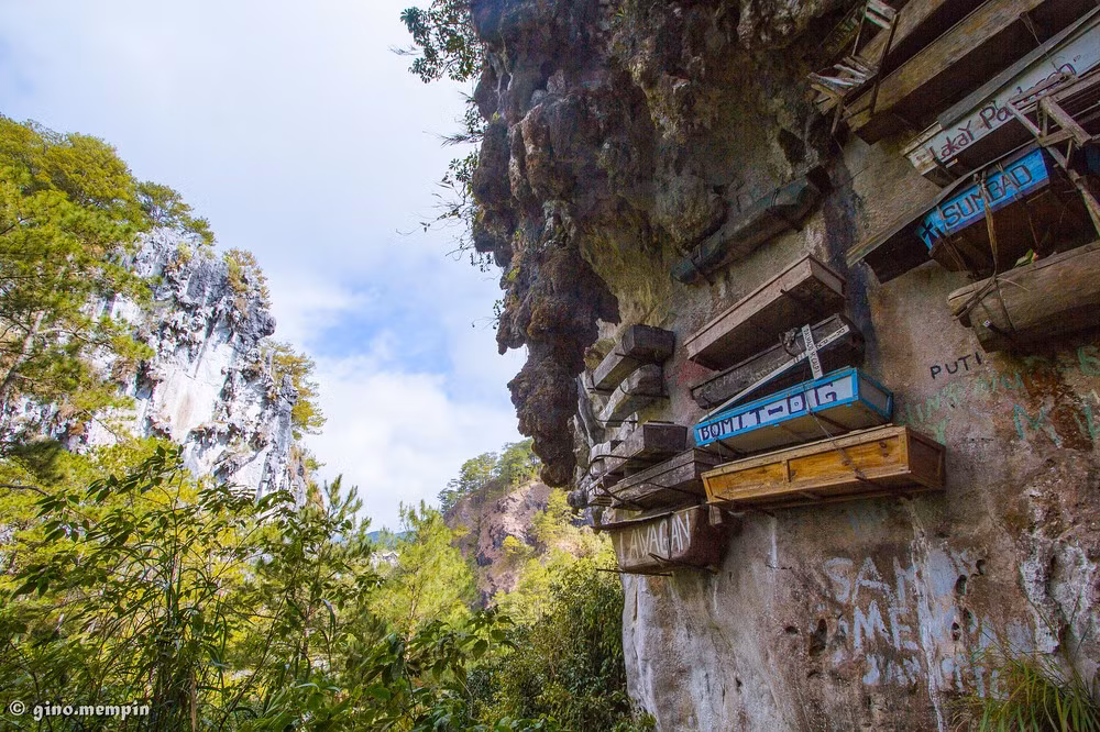 Trong số này có người Bo ở Tứ Xuyên, Trung Quốc thực hiện việc mai táng người chết trong quan tài treo trên những vách đá cheo leo từ hàng nghìn năm trước.