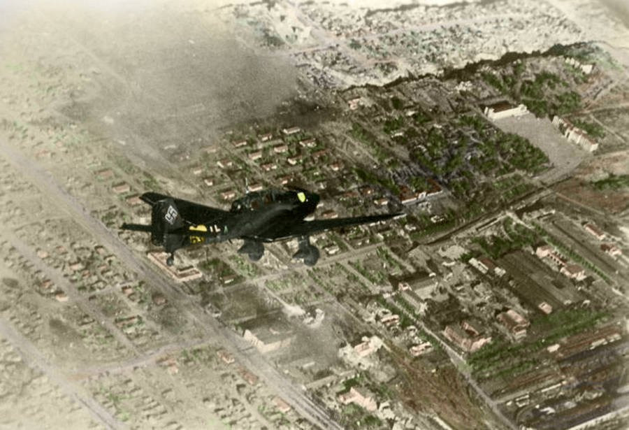 Vào tháng 10/1942, máy bay Junkers Ju 87 "Stuka" của phát xít Đức ném bom oanh tạc thành phố Stalingrad của Liên Xô. Trong Thế chiến 2, Hitler và Đức quốc xã bất ngờ tấn công xâm lược Liên Xô.